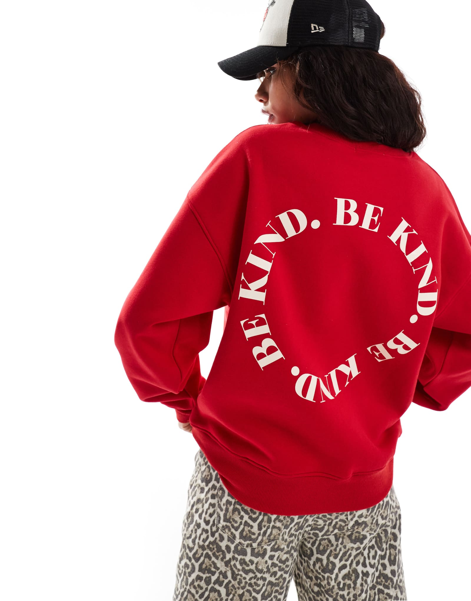 Непринужденная толстовка Bailey Rose красного цвета с рисунком Be Kind 13290₽