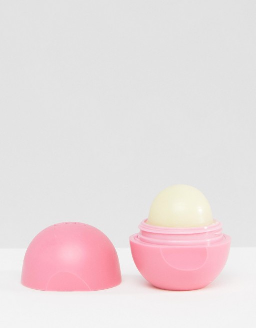 Bálsamo labial de sorbete de fresa en esfera de EOS