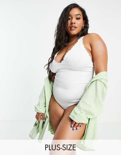Bañador blanco con bordes festoneados exclusivo de South Beach Curve