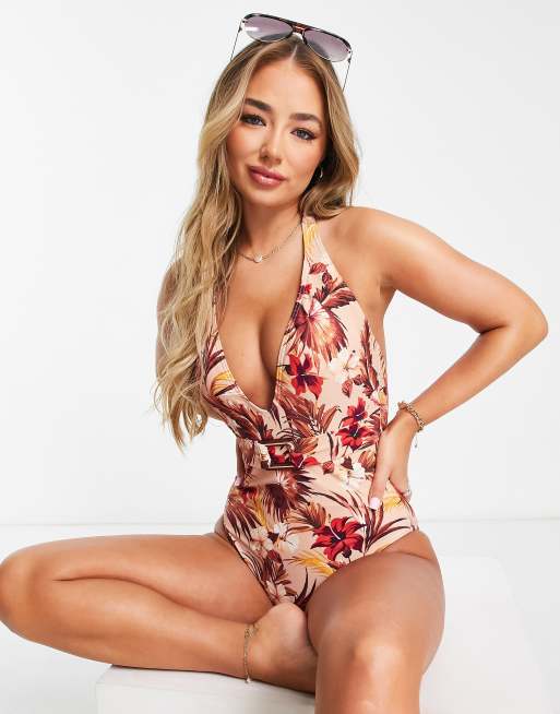 Bañador color visón escotado con cuello halter, detalle de cinturón y estampado de hojas de Figleaves