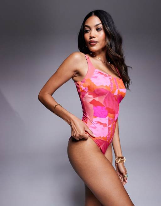 Bañador de copas grandes rosa y rojo moldeador con estampado abstracto y escote cuadrado Arina Ultimate Revenge exclusivo de ASOS DESIGN