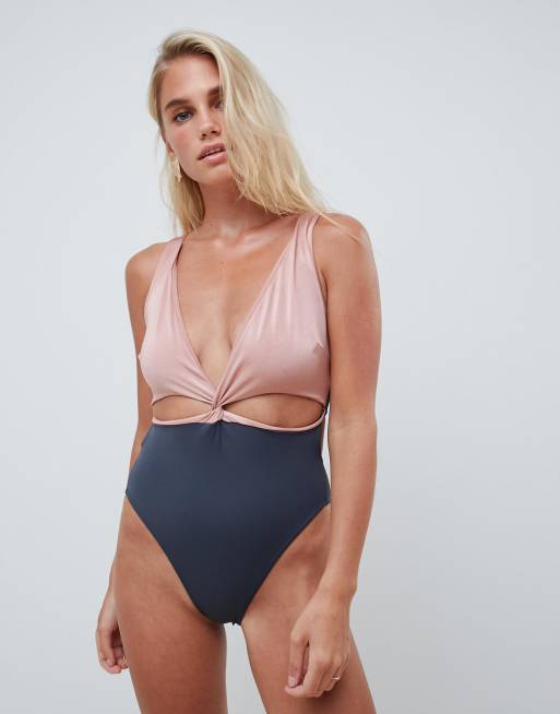 Bañador escotado con detalle girado en la parte delantera y abertura en la cintura de ASOS DESIGN