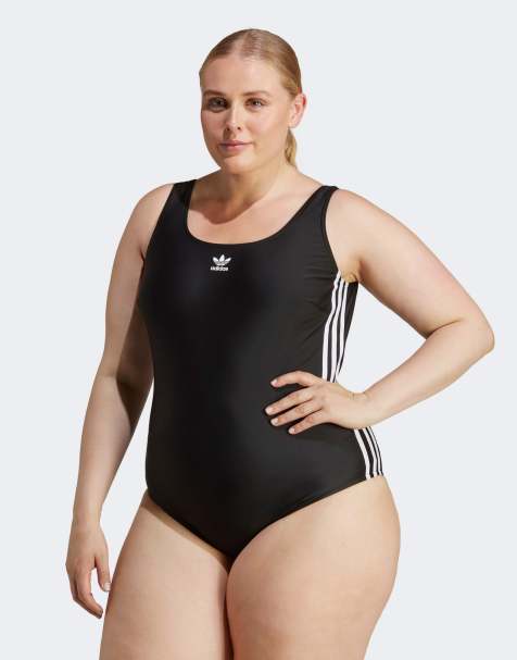 Bañador negro sale talla grande