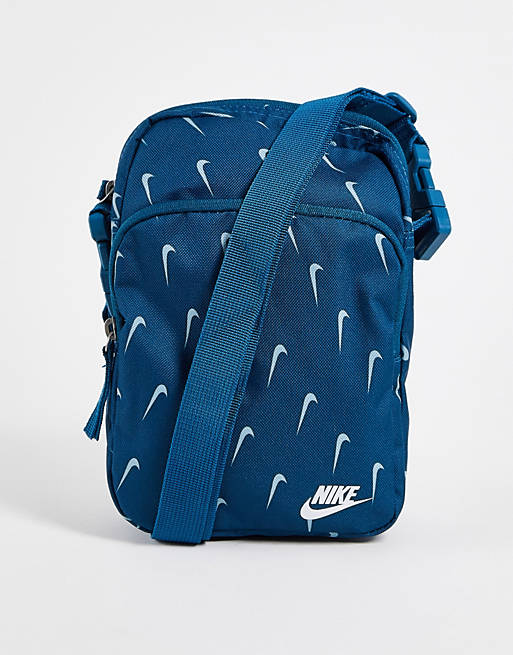 Hombre Other | Bandolera azul con estampado integral del logo Heritage de Nike - RY69692