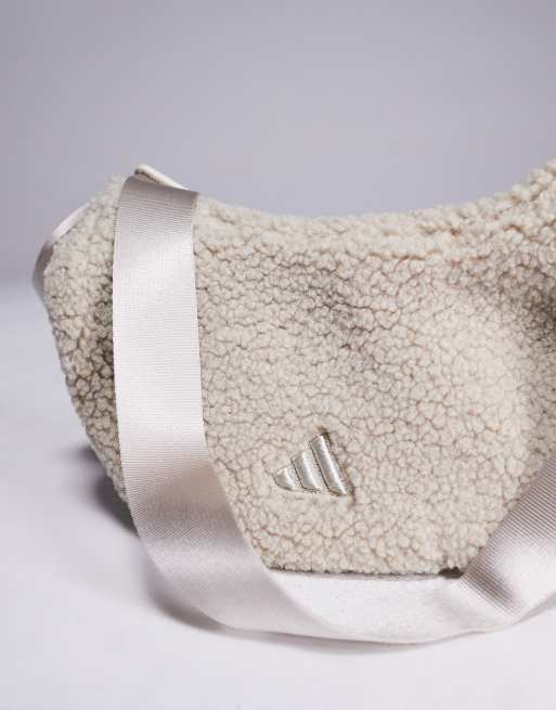 Bandolera color crema de borreguito de adidas Training, 4 de 4