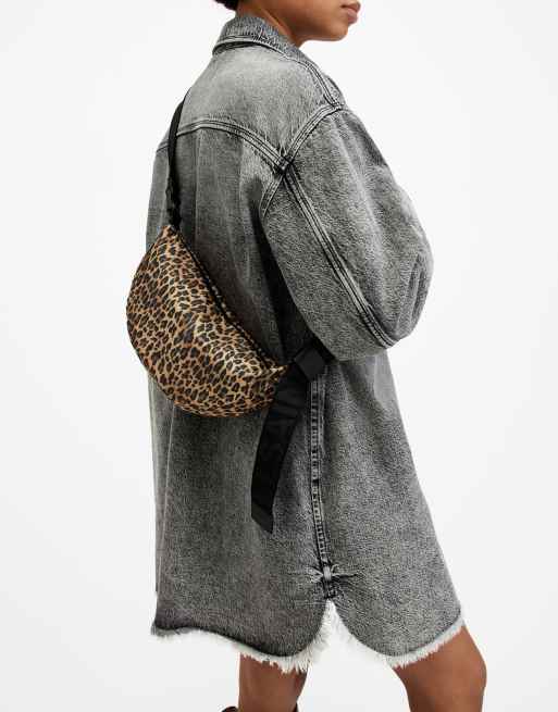 Bandolera con diseño de media luna y estampado de leopardo de nailon de AllSaints, 2 de 4