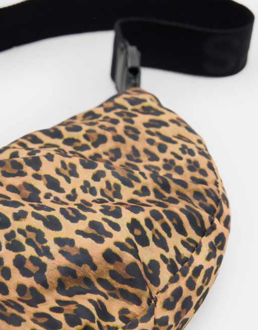 Bandolera con diseño de media luna y estampado de leopardo de nailon de AllSaints, 3 de 4