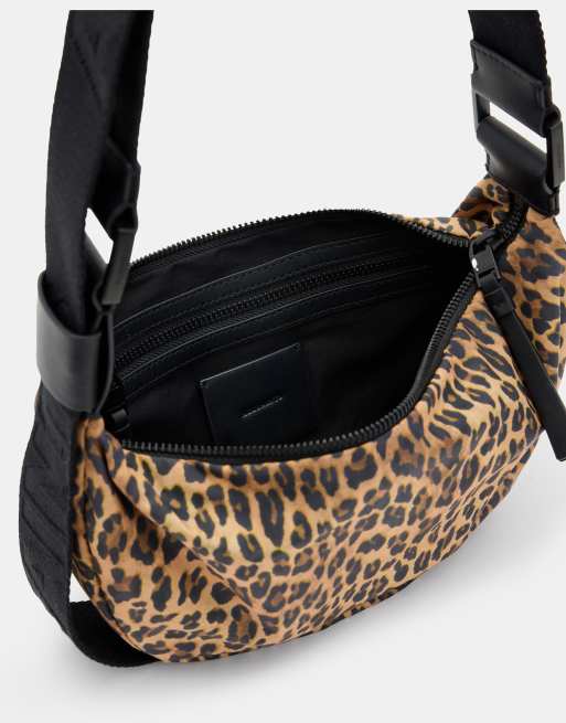 Bandolera con diseño de media luna y estampado de leopardo de nailon de AllSaints, 4 de 4