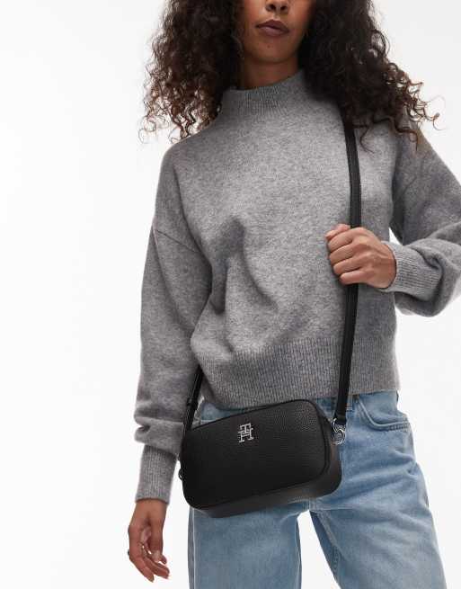 Bandolera cuadrada negra con detalle de emblema de Tommy Hilfiger, 2 de 4