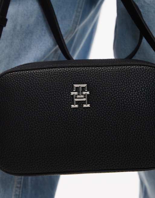 Bandolera cuadrada negra con detalle de emblema de Tommy Hilfiger, 3 de 4
