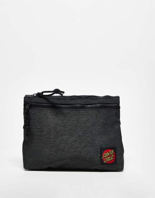 Bandolera gris oscuro con detalle de etiqueta de Santa Cruz