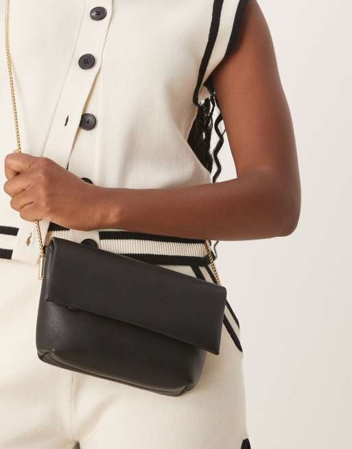 Bandolera negra clásica con cadena dorada de Mango
