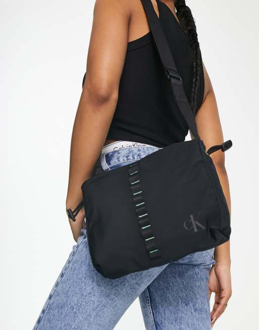 Bandolera negra con cinta con el logo de Calvin Klein Jeans