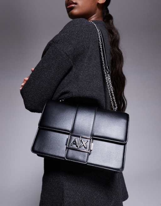 Bandolera negra con correa de cadena y logo de Armani Exchange, 2 de 4