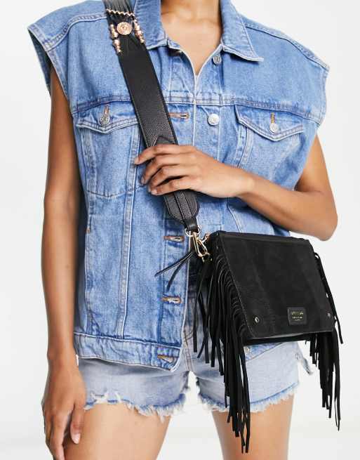 Bandolera negra cuadrada con tachuelas y flecos de cuero de River Island, 2 de 4