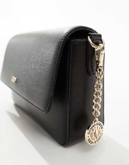 Bandolera negra de cuero con solapa superior y correa de cincha Bryant de DKNY, 2 de 4
