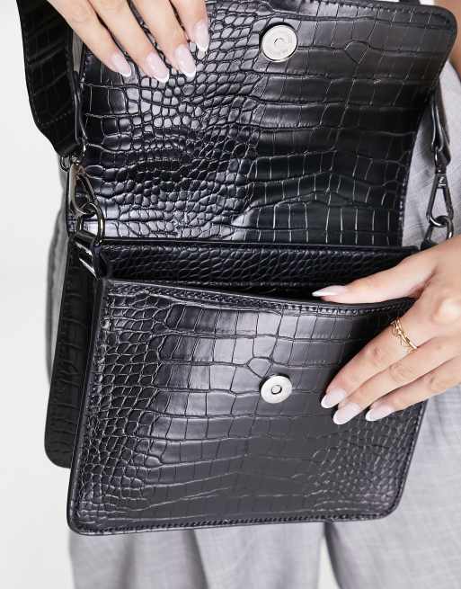 Bandolera negra de cuero vegano efecto piel de cocodrilo Cayman de Hvisk, 2 de 4