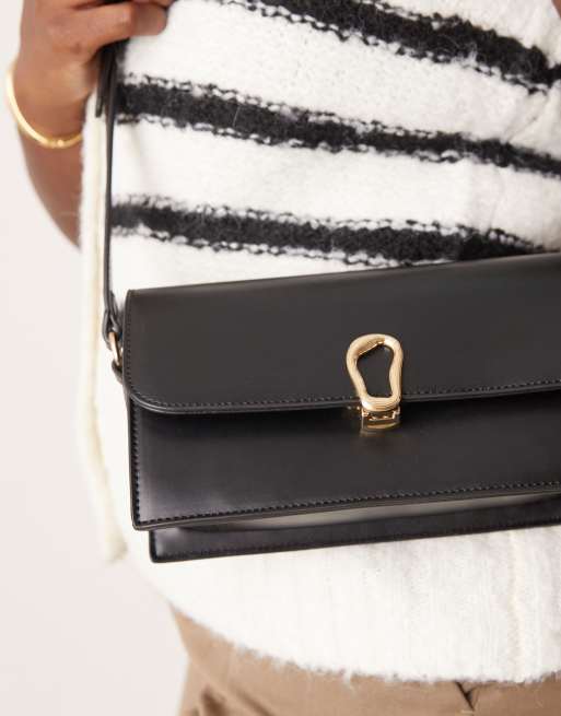 Bandolera negra de estilo depurado con solapa y detalle dorado de Glamorous, 2 de 3