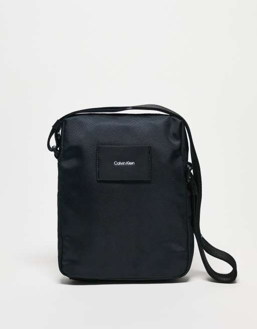Bandolera negra de estilo reportero de Calvin Klein