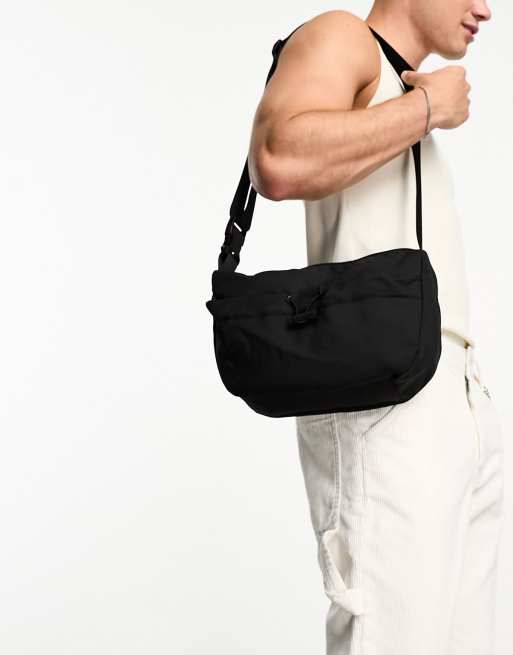 Bandolera negra estilo riñonera con bolsillo con cordón ajustable en la parte delantera de SVNX 