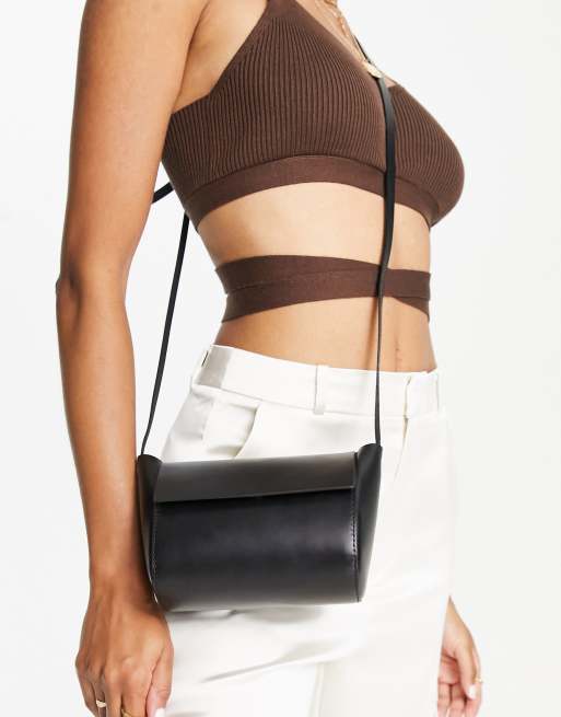 Bandolera negra minimalista con solapa de cuero de ASOS DESIGN