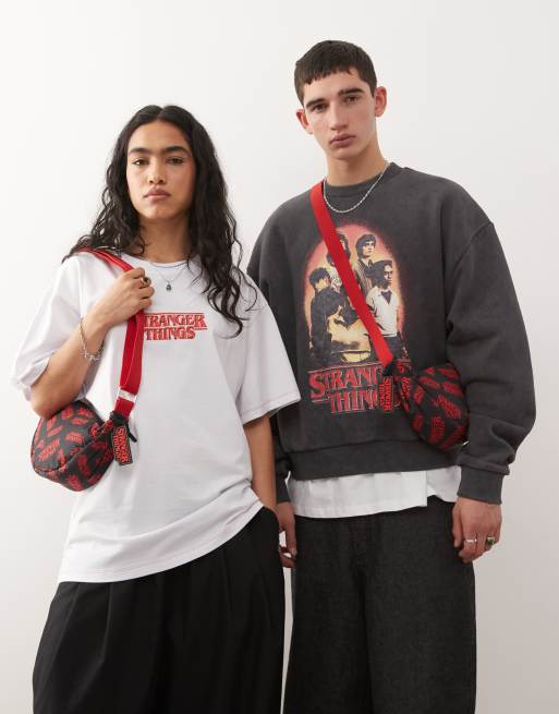 Bandolera negra unisex con logo de Reclaimed Vintage x Stranger Things