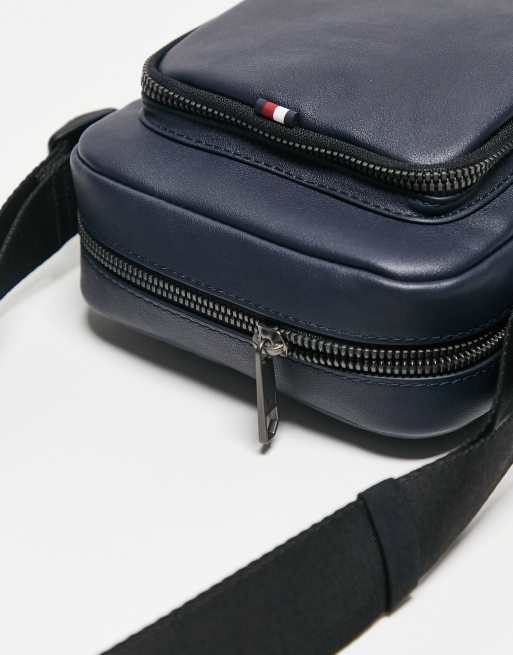 Bandolera pequeña azul básica de estilo reportero de Tommy Hilfiger, 4 de 4