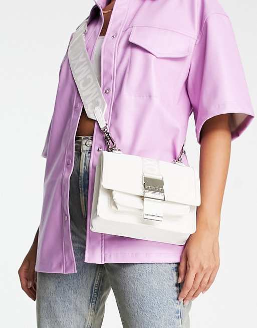 Bandolera pequeña blanca con hebilla utilitaria y banda del logo en la correa Bsportz de Steve Madden