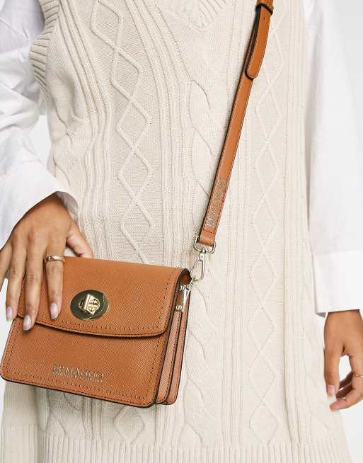 Bandolera pequeña color tostado con solapa de Ermanno by Ermanno Scervino, 2 de 4