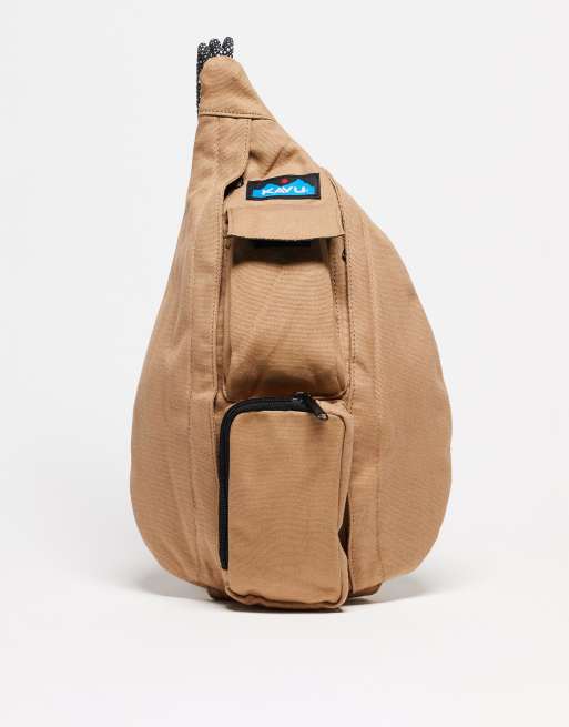 Bandolera pequeña color tostado estilo riñonera con correa de cordón de KAVU