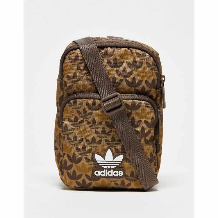 Bandolera pequena con monograma de adidas Originals ASOS