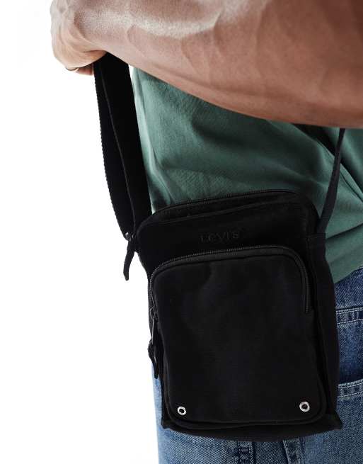 Bandolera pequeña negra con logo pequeño a tono de lona de Levi's, 2 de 4