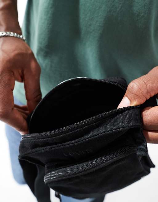 Bandolera pequeña negra con logo pequeño a tono de lona de Levi's, 3 de 4