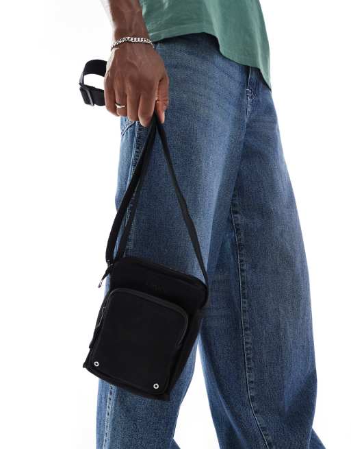 Bandolera pequeña negra con logo pequeño a tono de lona de Levi's, 4 de 4