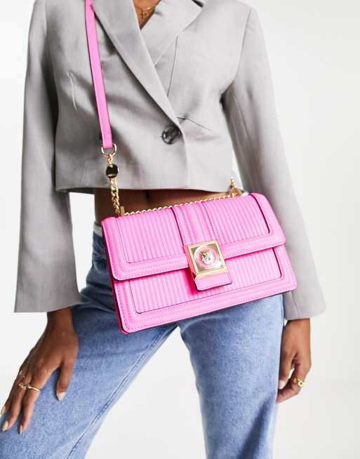 Bandolera rosa acolchada con detalle de cabeza de león meraegyn de ALDO