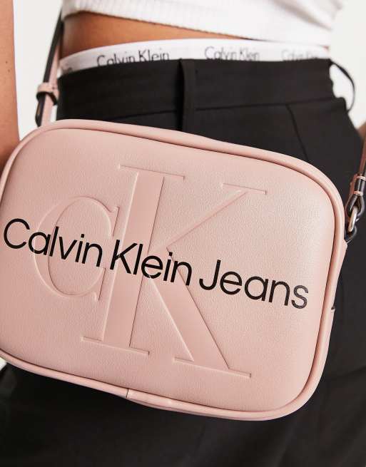 Bandolera rosa pequeña estructurada con logo de Calvin Klein Jeans, 2 de 4