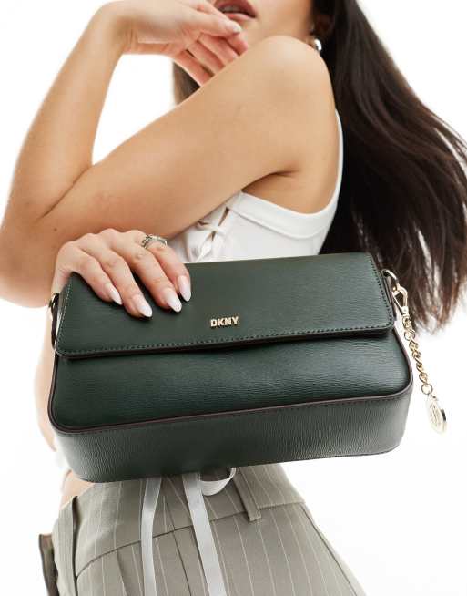 Bandolera verde de cuero con solapa superior y correa de cincha Bryant de DKNY, 2 de 4