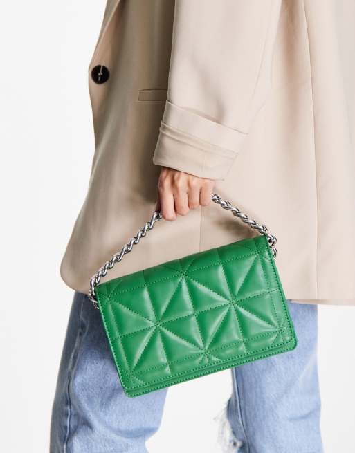 Bandolera verde guateada con cadena Cali de Topshop