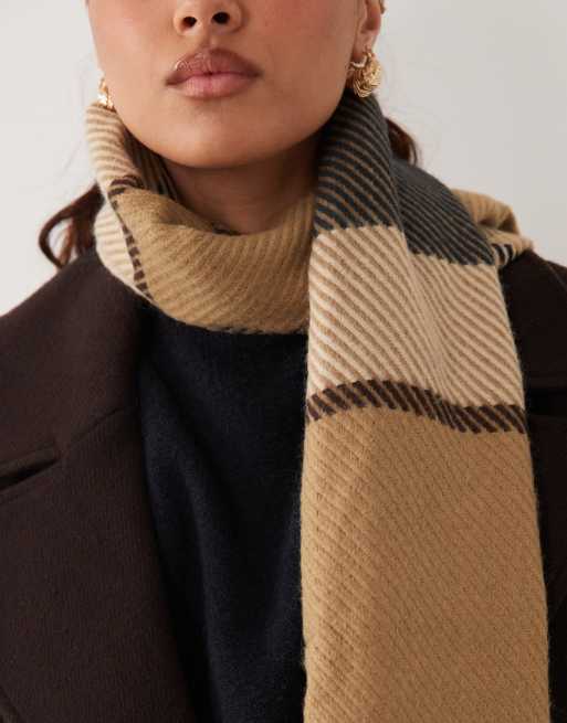Barbour Blair Acrylic knit tartan check scarf in beige, 2 of 3