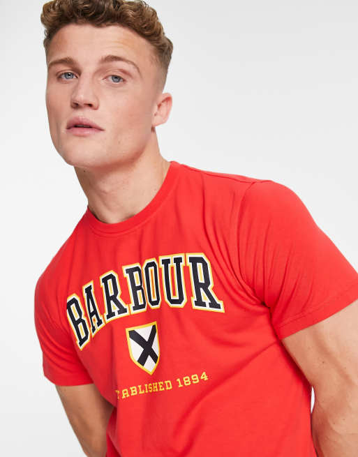Barbour – Czerwony T-shirt z uczelnianym logo