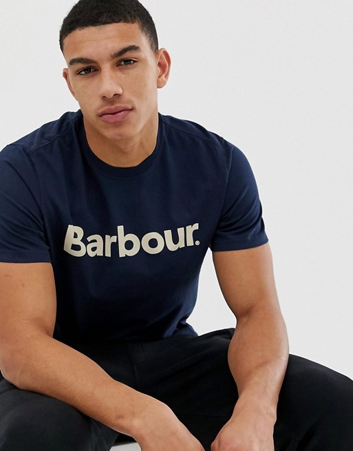Barbour – Granatowy t-shirt z logo WJYL