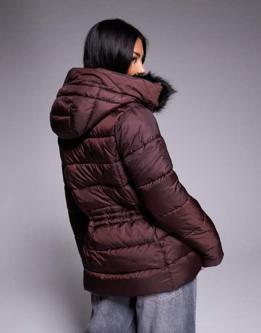 Barbour International – Cher – Pufferjacke in Burgunderrot mit Gürtel und Kunstpelz , 2 von 4