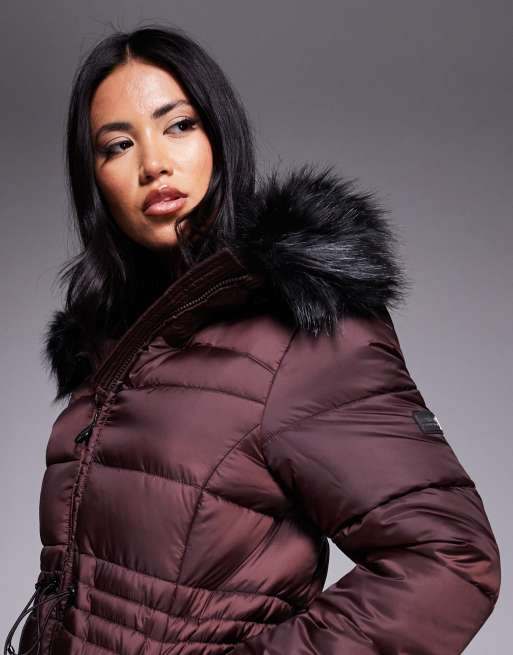 Barbour International – Cher – Pufferjacke in Burgunderrot mit Gürtel und Kunstpelz , 3 von 4