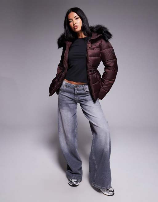 Barbour International – Cher – Pufferjacke in Burgunderrot mit Gürtel und Kunstpelz , 4 von 4