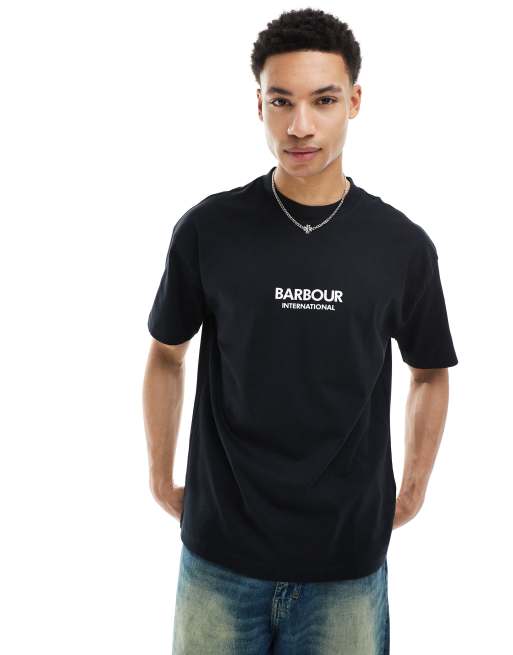 Barbour International – Formula – Svart t-shirt Essential i oversize - endast hos CerbeShops