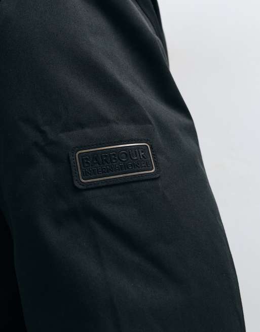 Barbour International Hybridge vandtæt jakke med hætte i sort, 4 af 5