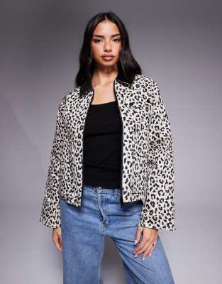 Barbour International - Jacke in Beige mit Leopardenmuster, durchgehenden Reißverschluss und Cordkragen in Kontrastfarbe...