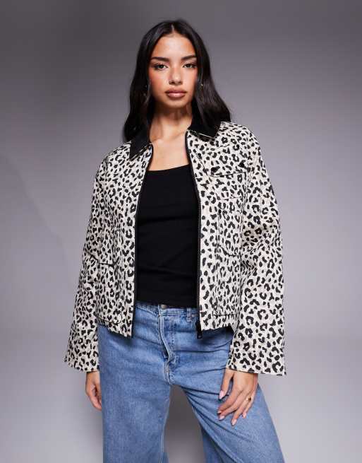 Barbour International – Jacke in Beige mit Leopardenmuster, durchgehenden Reißverschluss und Cordkragen in Kontrastfarbe 