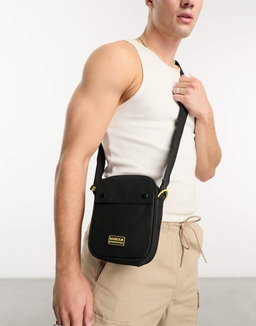 Barbour International - Knockhill - Sort crossbody-taske i utility-stil