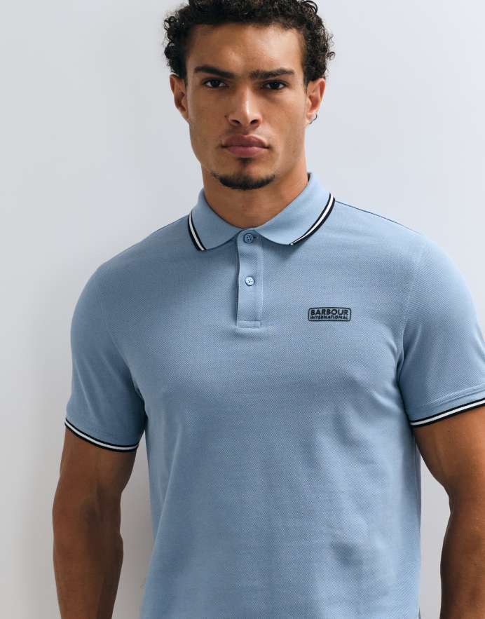Barbour International polo de manga corta Evan con ribetes en azul claro